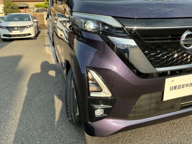 明るいLEDヘッドライトは対向車など検知して部分的にロービームになるアダプティブヘッドライトです。オートライト付きで消し忘れも安心です。