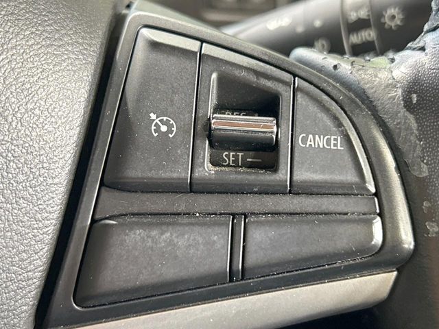 【クルーズコントロール】高速道路もラクラク走行。アクセルを離しても一定速度で走行ができ、長距離運転時の負担を軽減！加速・減速も簡単なスイッチ操作で調整できます。