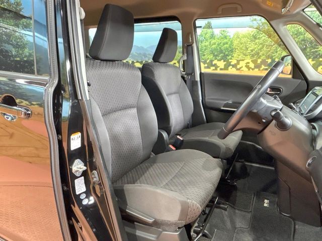 運転席まわりには十分なスペースがあり、大柄な方でもゆったり運転していただける環境です。