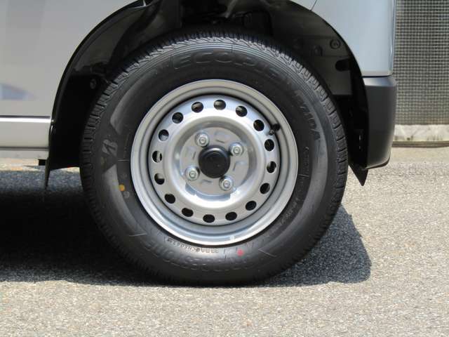 掲載車両は純正ホイールですが、カー用品店のオートバックスグループの自動車販売店なのでお好みの社外アルミホイールもオプション装着できます。お菌入りのメーカーや銘柄があれば是非お気軽にご相談ください。