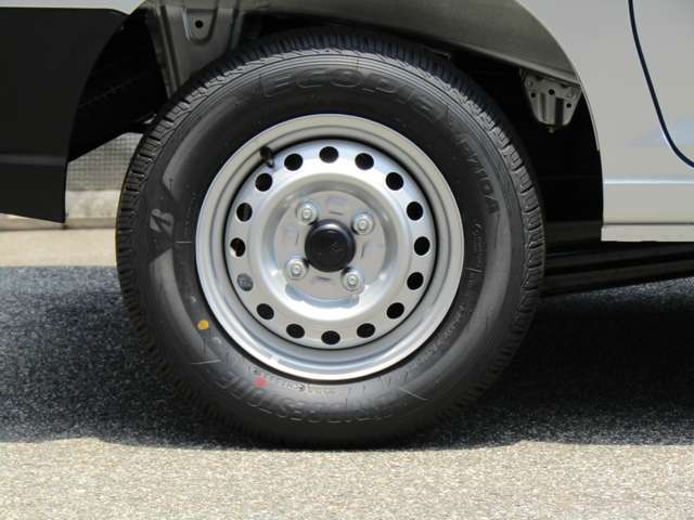掲載車両は純正ホイールですが、カー用品店のオートバックスグループの自動車販売店なのでお好みの社外アルミホイールもオプション装着できます。お菌入りのメーカーや銘柄があれば是非お気軽にご相談ください。