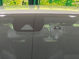 【トヨタセーフティセンス】走行中に前方の車両等を認識し、衝突しそうな時は警報とブレーキで衝突回避と被害軽減をアシスト。より安全にドライブをお楽しみいただけます。