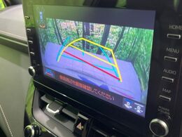 【バックカメラ】駐車時に後方がリアルタイム映像で確認できます。大型商業施設や立体駐車場での駐車時や、夜間のバック時に大活躍！運転スキルに関わらず、今や必須となった装備のひとつです！