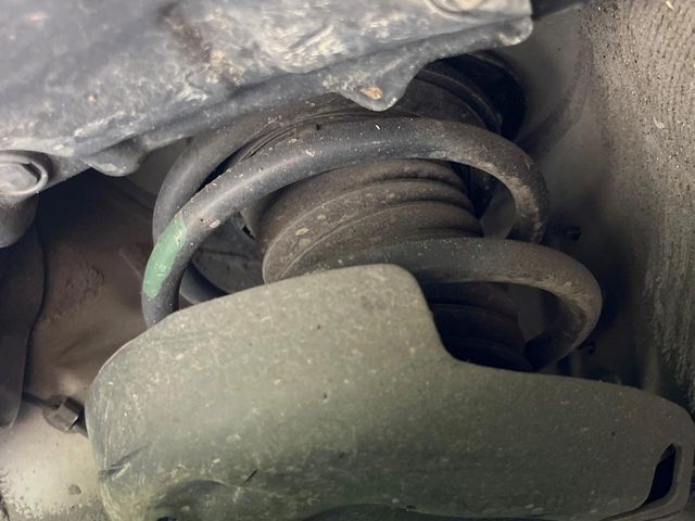 お車を安心してお乗りいただく為には、足回りの定期点検が欠かせません。サービスサポート（有償保証）では無料点検もご提供しており、安心のカーライフをお過ごしいただけるサポート体制が整っています。