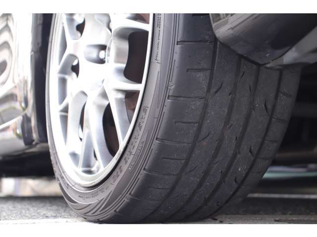 タイヤは4本とも5分山程度ございます。このままでも使用可能ですが、当店ではお安く新品タイヤ交換させて頂きます。スタッフにお申し付け下さい。