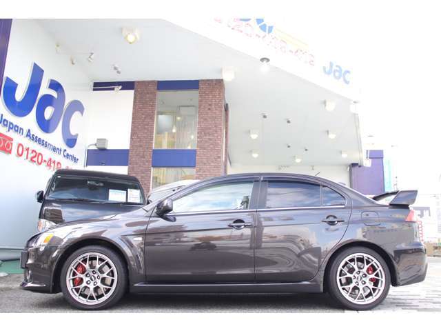 定期点検整備（12ヶ月又は24ヶ月法定点検整備）、オイル、オイルフィルター、ワイパーラバー、バッテリー、エアコンフィルター交換後の納車となります。