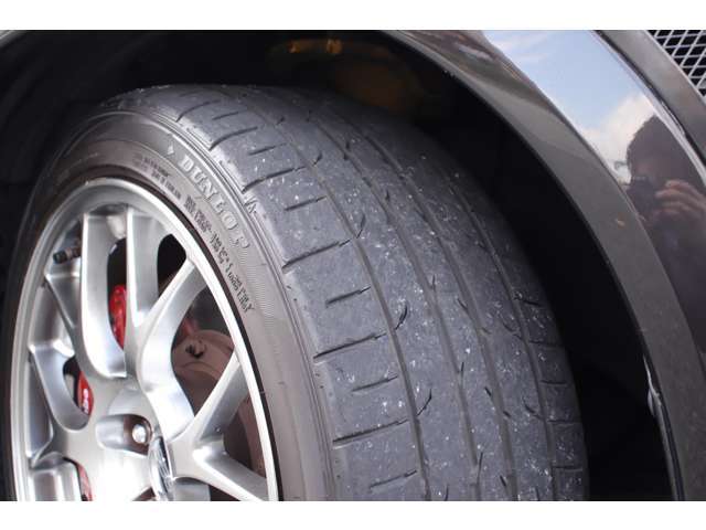 タイヤは4本とも5分山程度ございます。このままでも使用可能ですが、当店ではお安く新品タイヤ交換させて頂きます。スタッフにお申し付け下さい。