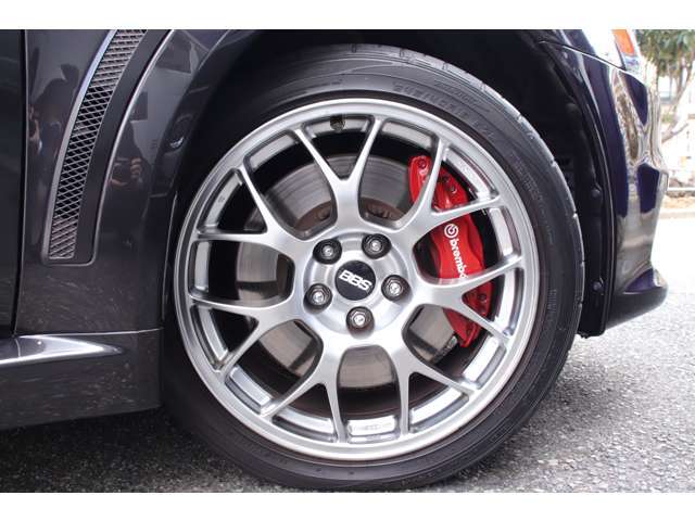 足元は、BBS製18インチアルミホイール。。プレミアムパッケージの標準装備です。。