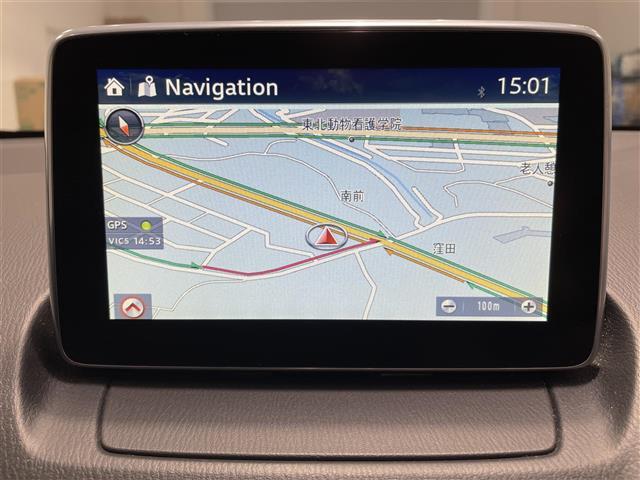 【ナビ】各種オーディオメディアをお楽しみいただけます。自分の現在地を確認できる事と目的地までのルート案内げできます。ドライバーはモニター上に映し出された地図で確認することができます。