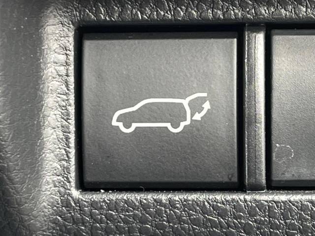 【パワーバックドア】スマートキーや運転席のボタンを押すだけでリアゲートが自動で開閉します！荷物を持っている時や、高い位置にあるバックドアを閉める際に便利な機能です♪