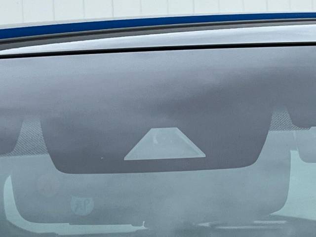 【トヨタセーフティセンス】走行中に前方の車両等を認識し、衝突しそうな時は警報とブレーキで衝突回避と被害軽減をアシスト。より安全にドライブをお楽しみいただけます。