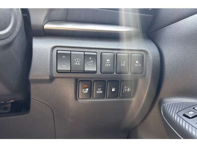 運転席右下には運転支援や充電に関する主要なスイッチが集約されています。