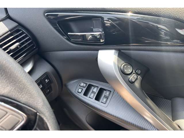 全席オートパワーウィンドウ…スイッチを軽く押すだけで自動で窓が開閉します。