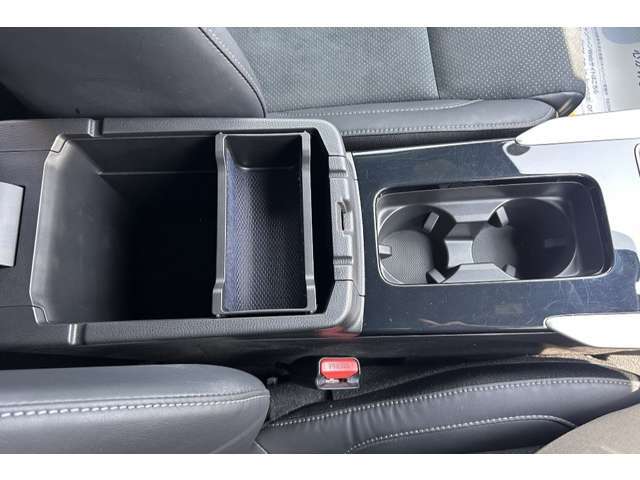 アームレストの下には収納スペースがあります♪センターにドリンクホルダー2つあり！