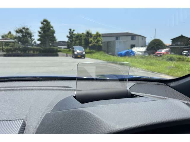 ヘッドアップディスプレイ【前方に浮かんでいるように車速やナビゲーション、アクティブディスタンスアシスト・ディストロニックの設定内容など、運転に必要な情報が目を離さずに確認可能です♪