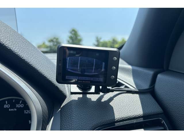 この小さいモニターで後についているドライブレコーダーの映像を確認できます。