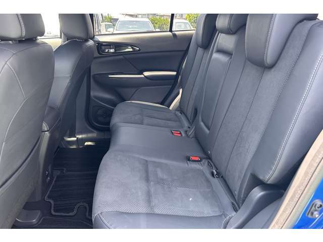 後部座席は3人掛けのベンチシートです。PHEVモデルでも床が高すぎないため足元感覚も自然です♪