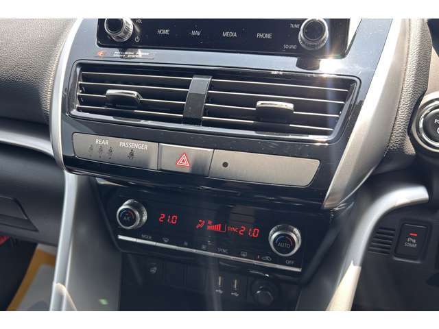 フルオートエアコン…車内温度を感知し自動で温度調整をしてくれるのでいつでも快適な車内温度を創り上げます！