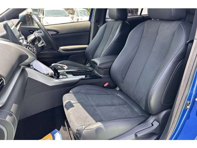 ブラック基調のハーフレザー仕様！前席シートヒーター搭載で寒い日でもこの装備があれば快適に運転することが可能です！とても重宝される装備の一つです♪