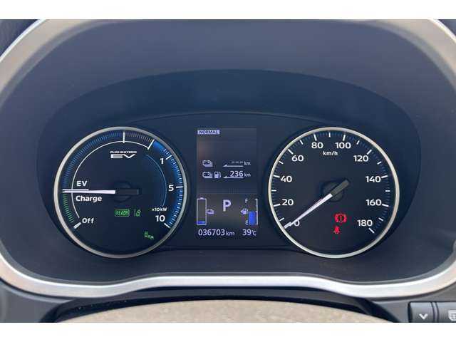 計器盤…速度、パワー、EV走行状態、エネルギーの流れなどPHEVならではの情報が一目で把握できるよう設計されています。中央のディスプレイにはカスタマイズ可能でドライバーの好みに応じた表示が可能です。