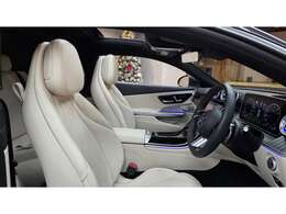 オプションのレザーエクスクルーシブP専用マキアートベージュ本革シート、シートヒーター・シートベンチレーター付き