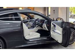 オプションのレザーエクスクルーシブP専用マキアートベージュ/ブラックインテリア