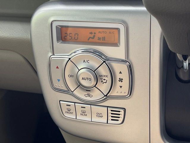 【オートエアコン】一度お好みの温度に設定すれば、車内の温度を検知し風量や温度を自動で調整。暑い…寒い…と何度もスイッチ操作をする必要はありません。快適な車内空間には必須の機能ですね♪