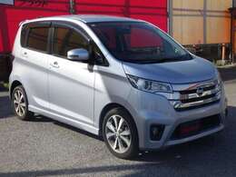 車両入庫チェックではエンジン・機関系をはじめ、電装装備、内装など100項目以上のチェックをしています。試乗も行なっていますのでご安心下さい。