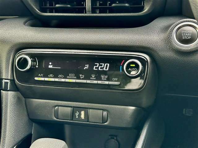 【オートエアコン】お好みの温度に設定すれば自動で温度を調整してくれるので、運転中の温度操作が減り安全面でも安心ですね。