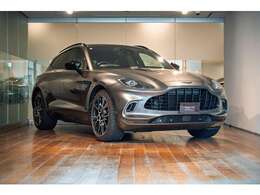 深みのあるシルバーは上品なイギリス車の雰囲気が漂います。
