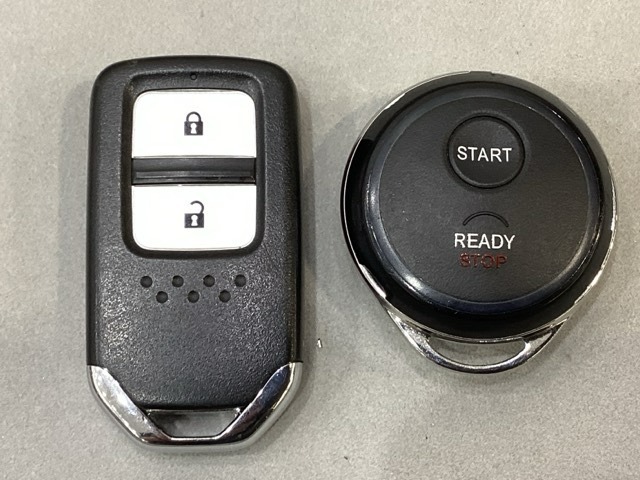 スマートキーを装備しています。鍵を差し込むことなくドアロックの開け閉めと、スタートボタン操作でのエンジンスタートができます。加えて、純正リモコンエンジンスターター用の操作キーもついています。