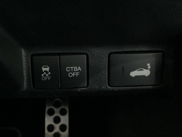 ハンドルの右側には安全装備の、CTBA（シティブレーキアシストシステム）とVSA（ABS＋TCS＋横滑り抑制）の解除スイッチがついています。