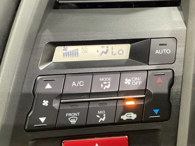 オートエアコンがついてますので、お好みの温度をセットするだけで風の強さや風量を自動で調整します。スイッチの簡単操作で快適に過ごせます。