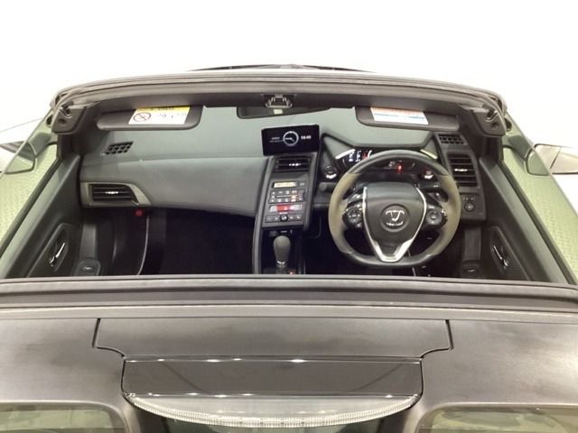 車内は光触媒抗菌消臭施工済です。スタイリッシュなデザインでスポーティなインパネ周りを演出します。グローブボックスやトレーなどコンパクトにまとめた収納スペースが付いています。