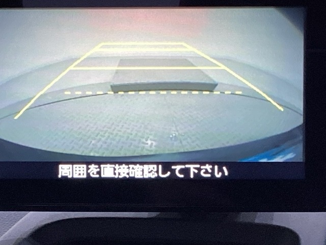 バックでの車庫入れも安心です！　リアカメラが付いているバックモニター付のセンターディスプレイ・オーディオです。操作線もついており距離感も画面から確認できます。