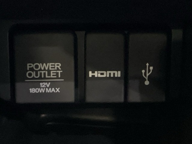 アクセサリーソケットはUSBのアダプターなどをつければ、スマホの充電にも使えます。横にはナビゲーション用の外部入力可能なHDMI端子とUSB端子がついています。