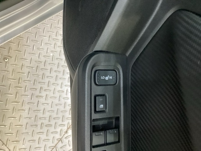 シートヒータースイッチがついてますので、運転席のみ2段階で温度設定ができます。