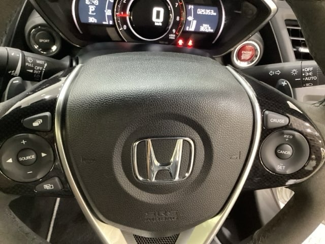 操舵感にこだわった専用設計・Dカットタイプの専用本革ステアリングホイールです。クルーズコントロールやAMFMラジオなどのオーディオの操作スイッチを装備、ハンドルから手を離さず安全に操作できます。