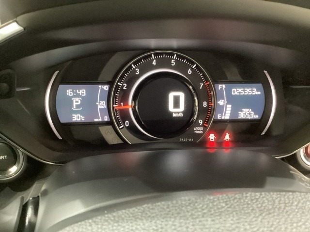 真ん中にデジタルのスピードメーターと、アナログのタコメーターを配した、S660専用の3連メーターになっています。