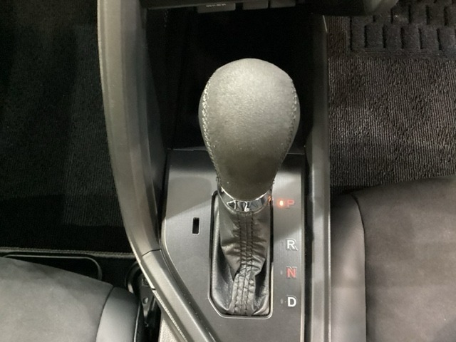 CVT車のセレクトレバーです。低速から高速まで、変速ショックのないスムーズな走りを実現するとともに、エンジン効率のよい領域を維持することで燃費にも貢献します。