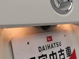 バックカメラ：後退時に車両の後ろ側をモニター画面に表示します。車庫入れなどでバックする際に後方確認ができて便利です。車庫入れが苦手な人もこれで安心。