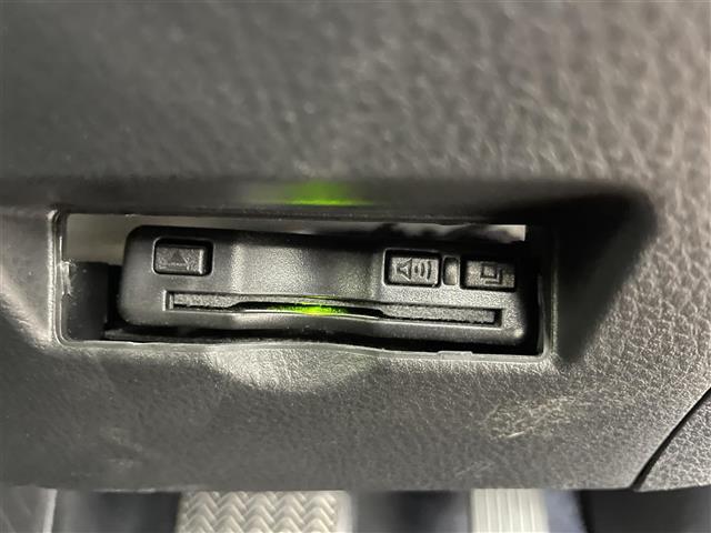 【ETC】有料道路を利用する際に料金所で停止することなく通過できる、ETC車載器（ノンストップ自動料金収受システム機器）が装備されています。セットアップを行うことで利用可能になります。