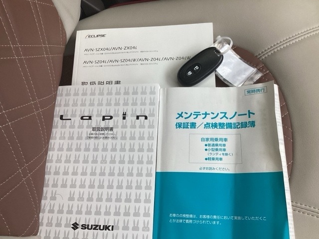 メンテナンスノート【整備記録簿】、取説も揃ってます。スマートキーはバッグなどにしまったままボタン操作でエンジンの始動・停止ができて大変便利です。