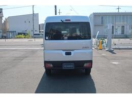 リヤのガラスも大きく取られておりますので、バックで駐車の際も確認しやすく安心です。