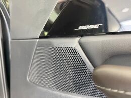 【BOSEサウンドシステム】メーカーオプションの高品位サウンドシステムを搭載。専用のチューニングが施された大小様々なスピーカーから良質なサウンドが奏でられ、臨場感あふれる音響空間を演出します。