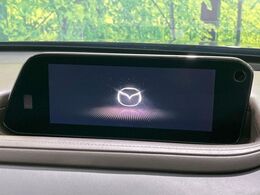 【8.8インチマツダコネクト】車内の雰囲気にマッチした大型のディスプレイ。スマホ接続でのナビ使用やBluetooth再生等、様々な機能が楽しめます。直感的なダイヤル操作が可能で、使い勝手も良好です。