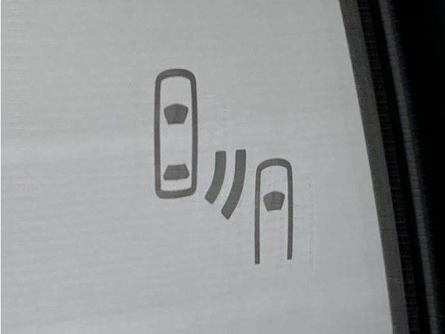 車線変更時の後方確認をアシストしてくれるブラインドスポットモニター！ドアミラーの死角を検知してくれるから車線変更もスムーズです。