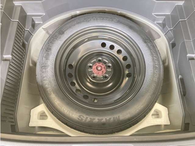 今ではオプションになってしまった応急タイヤが装備されています。万が一の時に役立ちます☆☆