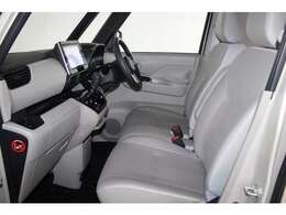 フロントベンチシートだから運転席足元もゆったり、広々快適です♪助手席へのウォークスルーも楽々可能！厚みがあって、座り心地のいいソファのようなシート★運転的も助手席もリラックスしてゆったりと座れます♪