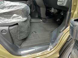 ラバーフロアマット装備　室内一式と荷台用のゴムマットも装備しております。